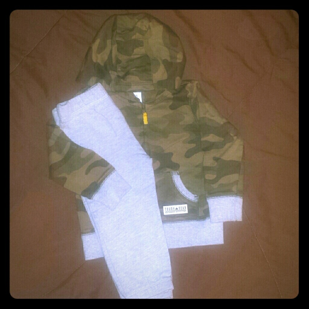 Nice! 2 piece sweat suit. Warm.
